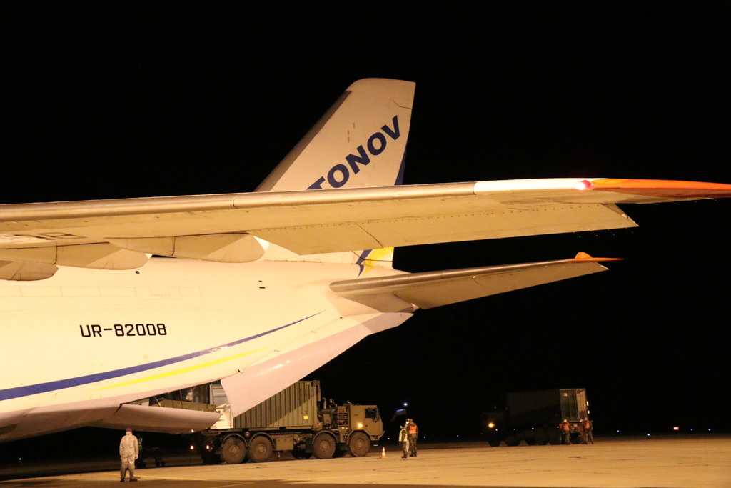 Letoun An-124 Ruslan přistál na pardubickém letišti s respirátory a rouškami