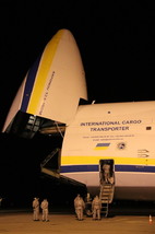 Letoun An-124 Ruslan přistál na pardubickém letišti s respirátory a rouškami