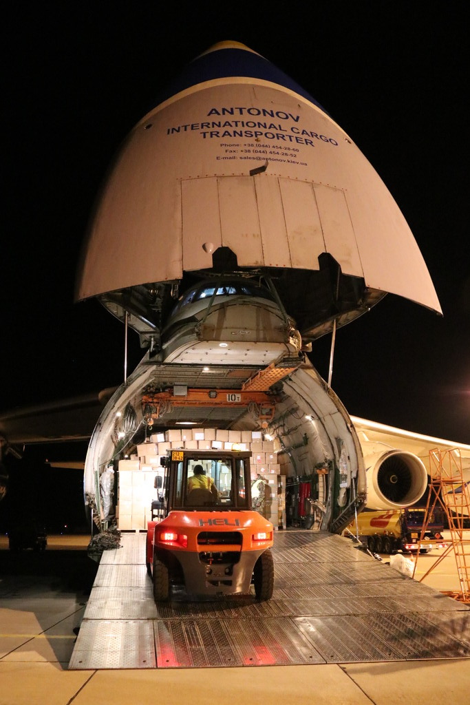 Letoun An-124 Ruslan přistál na pardubickém letišti s respirátory a rouškami
