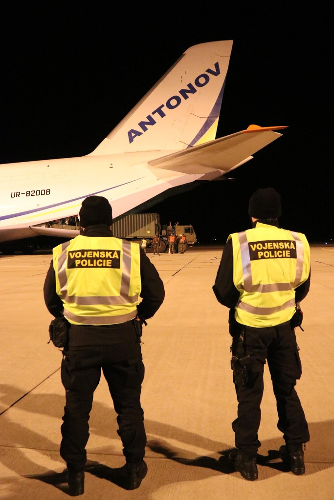Letoun An-124 Ruslan přistál na pardubickém letišti s respirátory a rouškami 