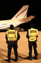 Letoun An-124 Ruslan přistál na pardubickém letišti s respirátory a rouškami 