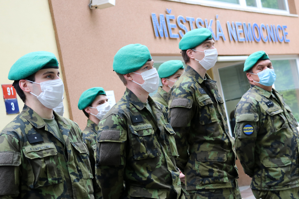 Vojáci nastoupení před budovou Nemocnice Mariánské Lázně.