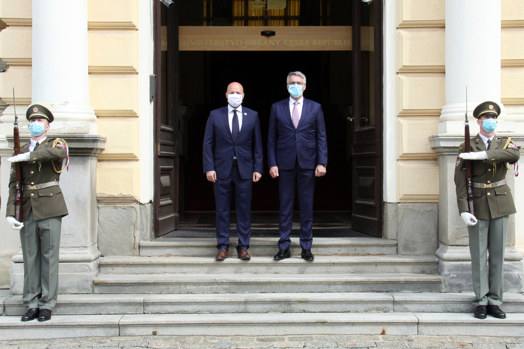Ve čtvrtek 11. června přijal ministr obrany Lubomír Metnar svého kolegu ze Slovenské republiky Jaroslava Nadě.