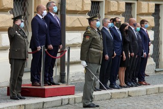 Ze slavnostního přivítání: Na stupínku ministři obrany, vpravo a vlevo jejich delegace.
