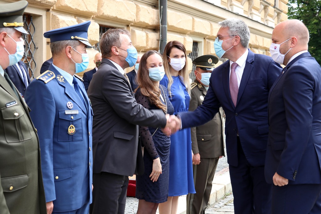 Ministr Lubomír Metnar se zdraví se členy slovenské delegace.