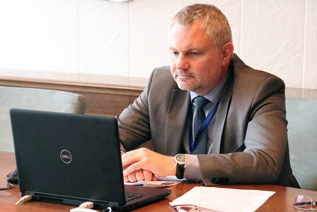 Náměstek pro řízení sekce obranné politiky a strategie Radomír Jahoda na jednání zastupoval ministra obrany.