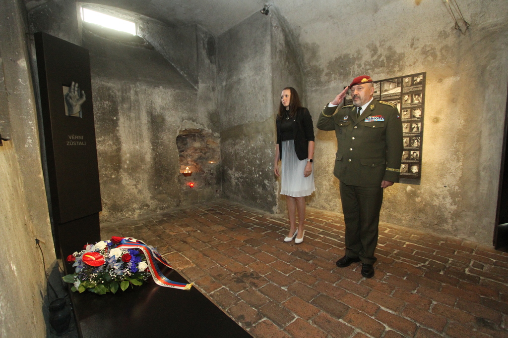 Náměstkyně Kateřina Blažková a náčelník GŠ AČR armádní generál Opata vzdávají hold československým parašutistům