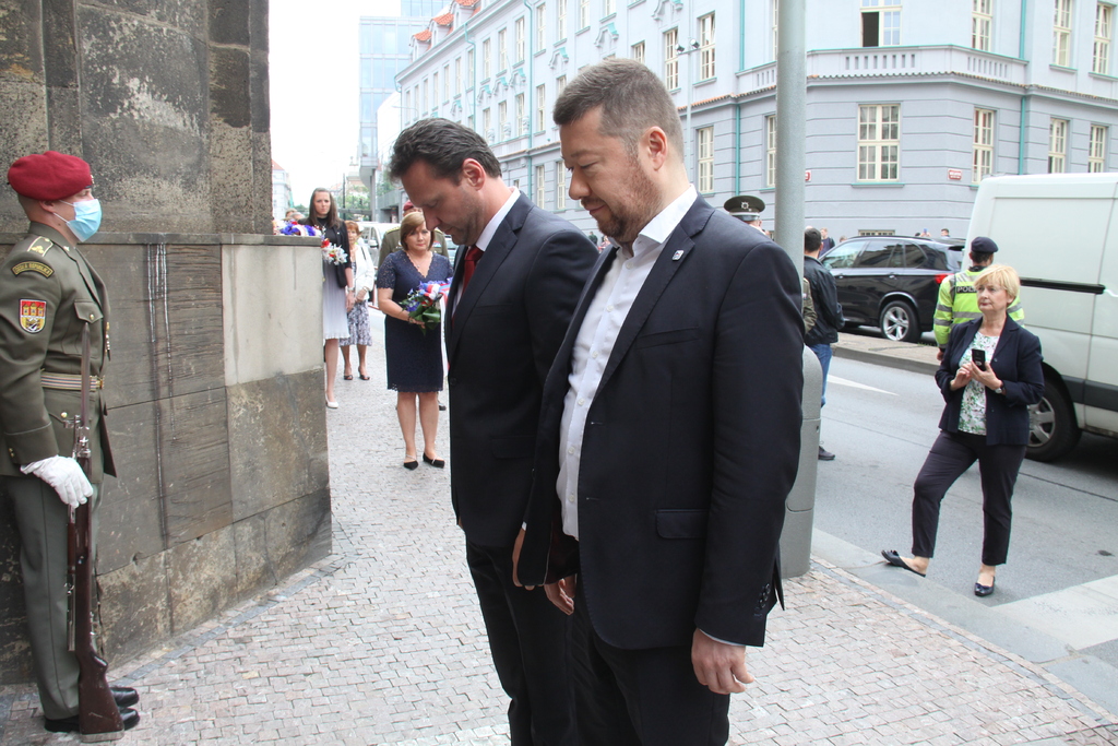 Předseda Poslanecké sněmovny Radek Vondráček v doprovodu poslance Tomio Okamury