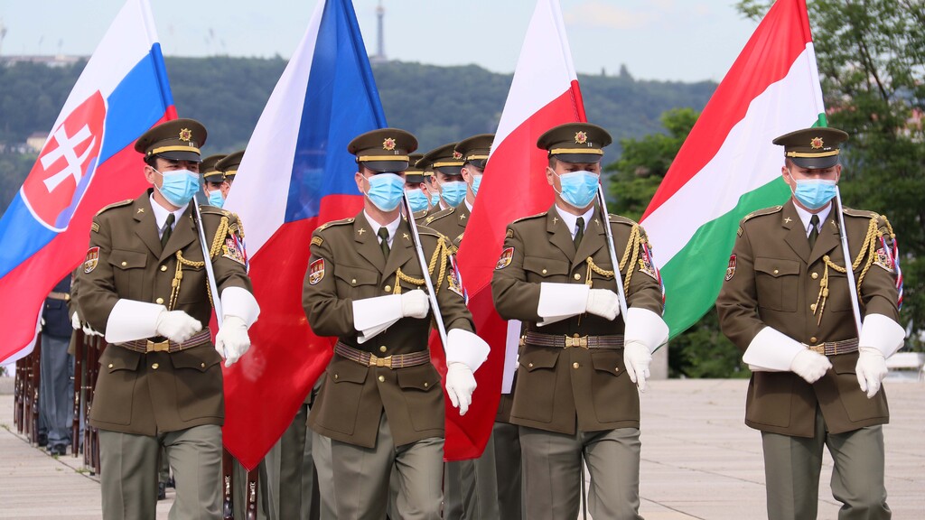 Zasedání ministrů obrany V4 zahájila oficiální uvítací ceremonie s kladením věnce v Národním památníku na Vítkově.