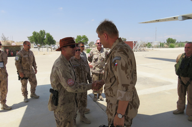 Generálmajor Thompson se vítá s generálporučíkem Bečvářem na ploše letiště základny El – Gorah