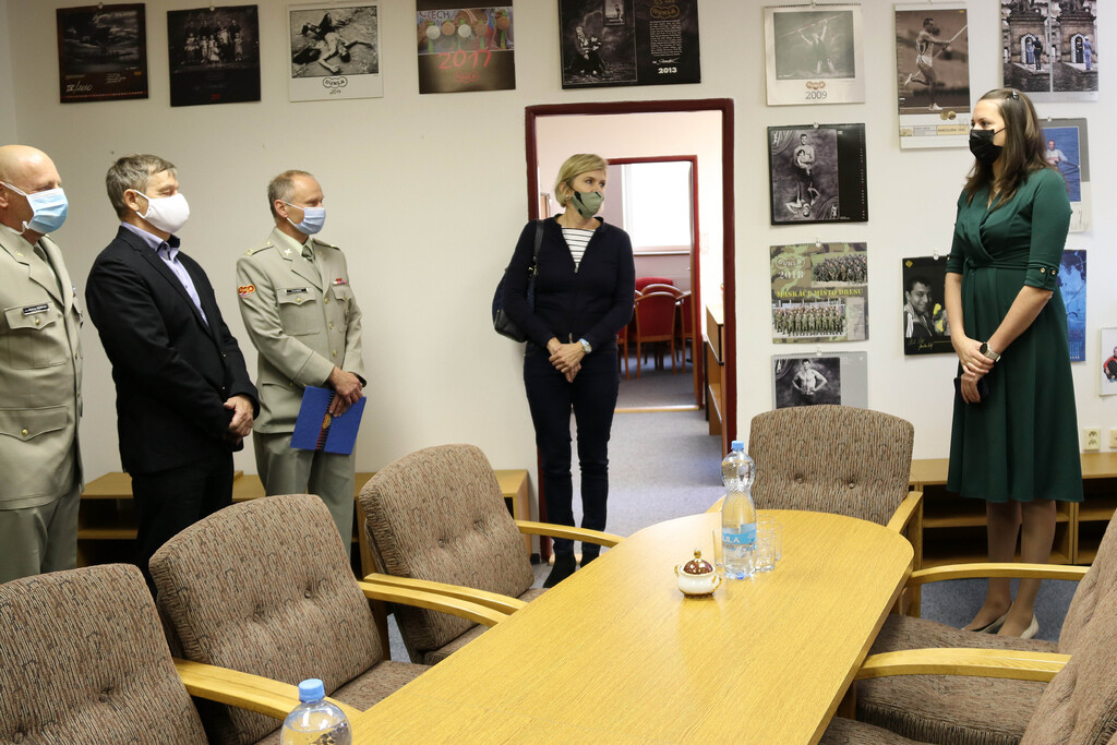 Nového ředitele ASC DUKLA představila náměstkyně pro řízení sekce správy a řízení organizací Ministerstva obrany Kateřina Blažková (vpravo).