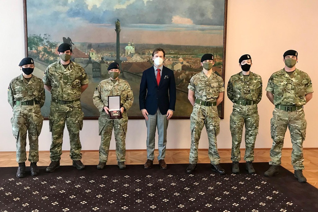 Náměstek ministra obrany Jan Havránek se zdravotníky.
