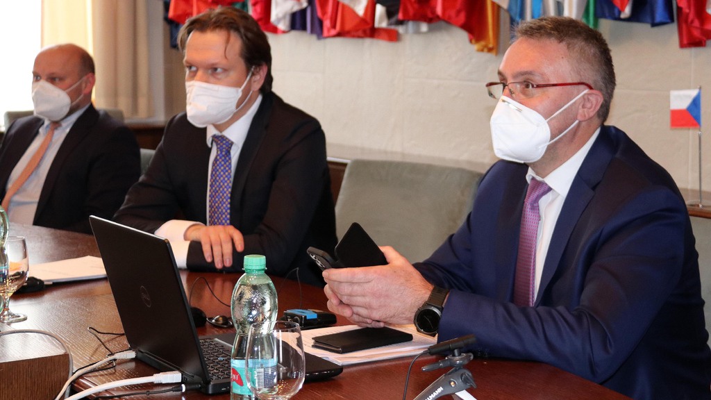 Ministr obrany Lubomír Metnar a Jan Havránek, náměstek pro řízení sekce obranné politiky a strategie MO (uprostřed)