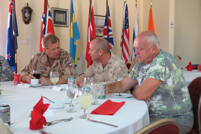 Během diskuze v jídelně (zleva: generálporučík Bečvář, generálmajor Thompson a poslanec Klučka)