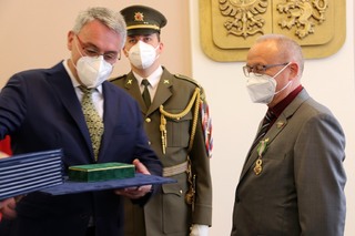 Plukovník ve výslužbě Mojmír Mrva převzal Kříž obrany státu ministra obrany ČR. 