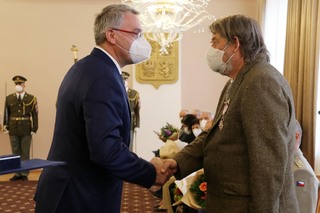 Historik Petr Čornej přebírá Vyznamenání Zlaté lípy ministra obrany ČR. 