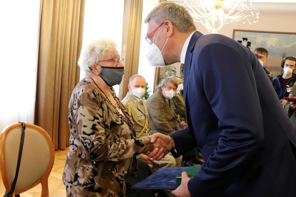 Milena Ručková, dcera Marie Pětrošové, která se zapojila do protinacistického odboje a zahynula v koncentračním táboře Ravensbrück. 