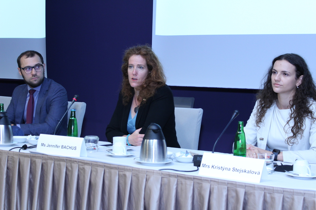 Chargé d’affaires z velvyslanectví USA Jennifer Bachus a Kristýna Stejskalová z Asociace obranného a bezpečnostního průmyslu 