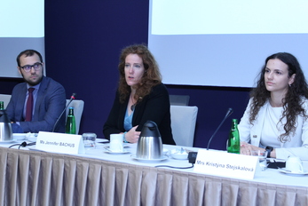 Chargé d’affaires z velvyslanectví USA Jennifer Bachus a Kristýna Stejskalová z Asociace obranného a bezpečnostního průmyslu 