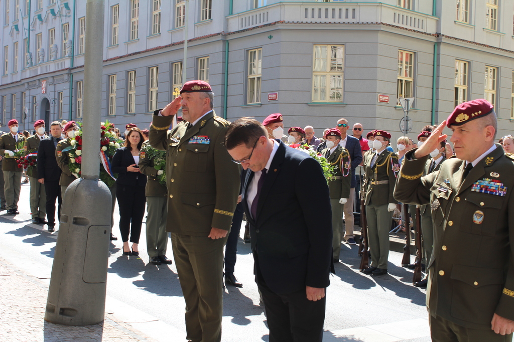 Náměstek ministra Lubor Koudelka, náčelník GŠ AČR arm. gen. Aleš Opata a jeho zástupce generálporučík Miroslav Hlaváč si připomněli sedm čs. parašutistů