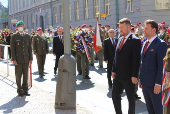 Předseda Poslanecké sněmovny Radek Vondráček v doprovodu poslance Tomio Okamury