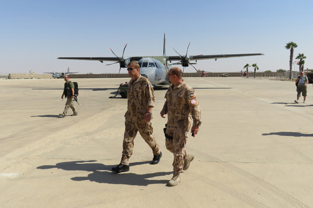 Na ploše letiště u základny El – Gorah s letouny CASA v pozadí