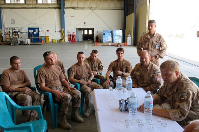 Z diskuze s českými vojáky v hangáru
