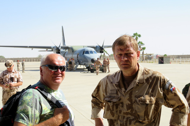 Generálporučík Bečvář a poslanec Klučka na ploše letiště u základny El - Gorah   