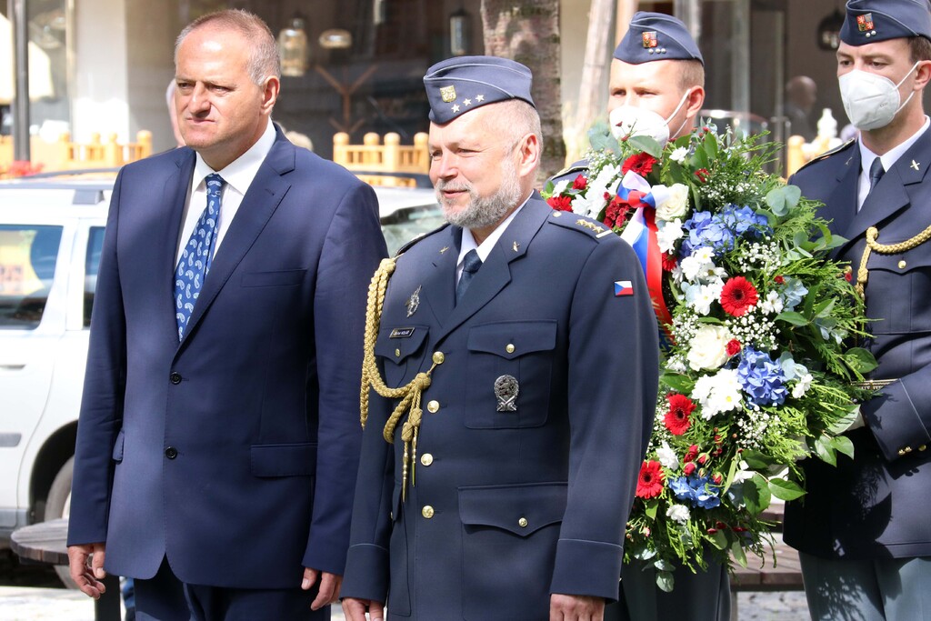 Resort obrany na pietním aktu reprezentovali náměstek ministra obrany Vladimír Müller a zástupce Vzdušných sil AČR plukovník Michal Kolář.