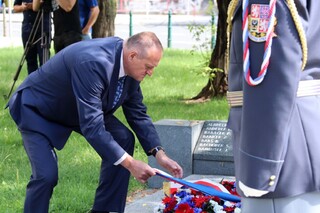 Náměstek Vladimír Müller rovná stuhy na věnci u Pomníku čs. letců 2. světové války v pražských Dejvicích. 