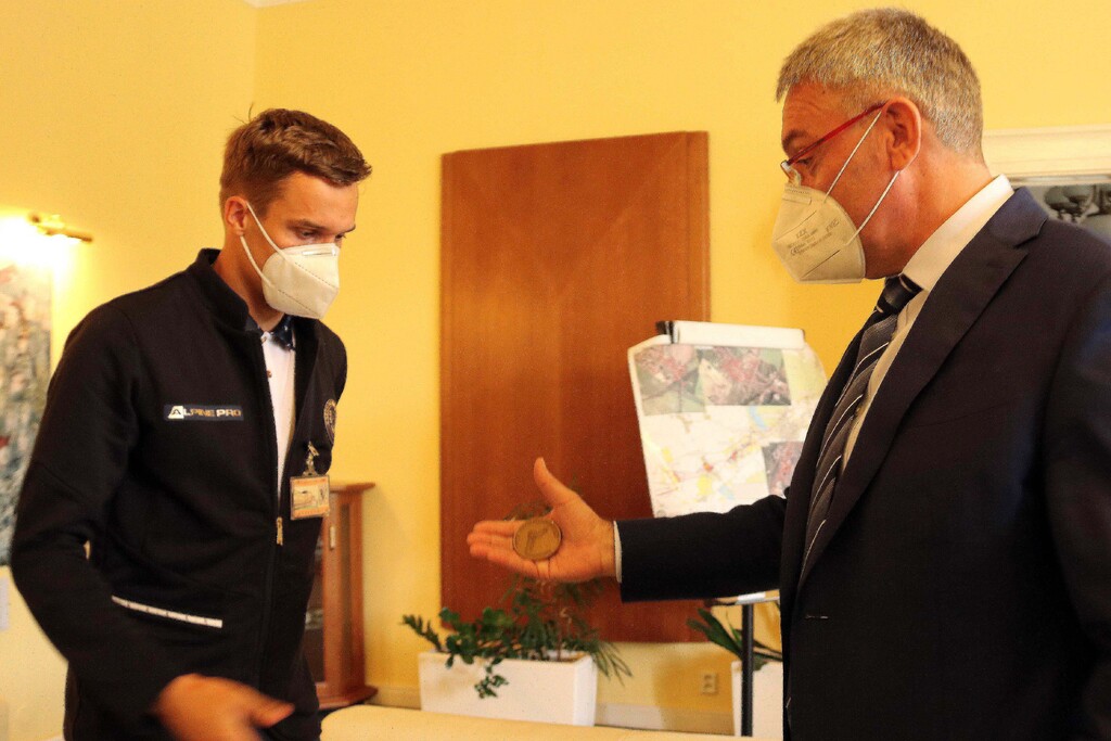 Ministr obrany předal Vítu Müllerovi svoji pamětní minci