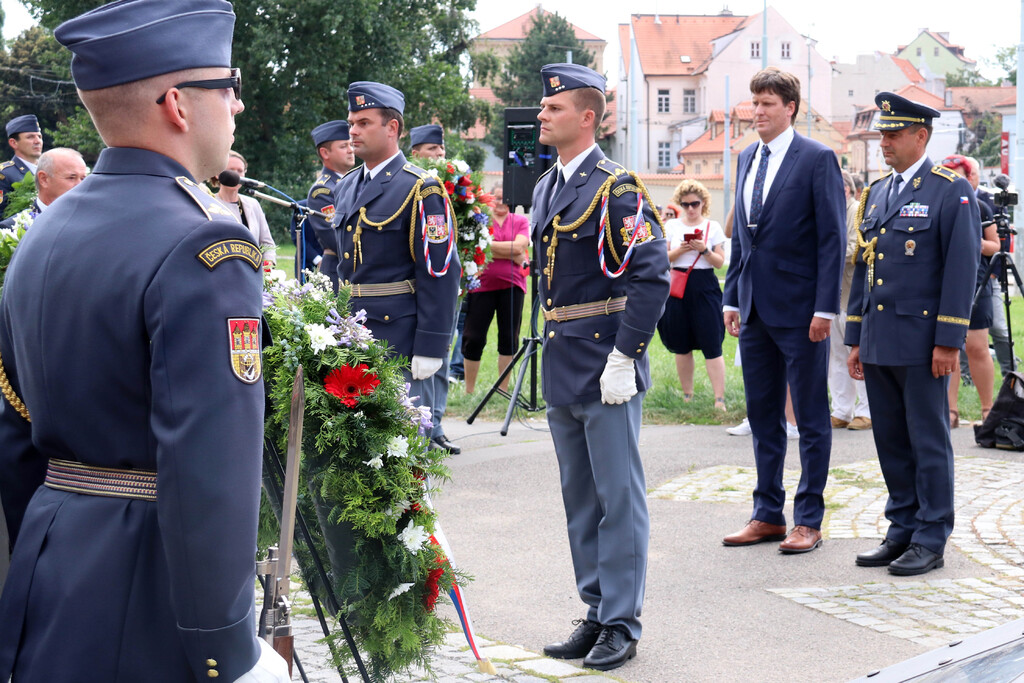Smuteční věnec k památníku Okřídleného lva položili ředitel odboru pro válečné veterány Pavel Kugler a zástupce velitele Vzdušných sil AČR brigádní generál Petr Lanči