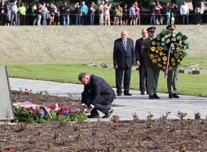 Památku obětí nacistické perzekuce v Terezíně uctily stovky hostů, mezi nimi i premiér Andrej Babiš a předseda Ústavního soudu Pavel Rychetský
