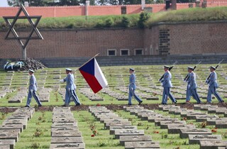 Odnesení státní vlajky v závěru tryzny