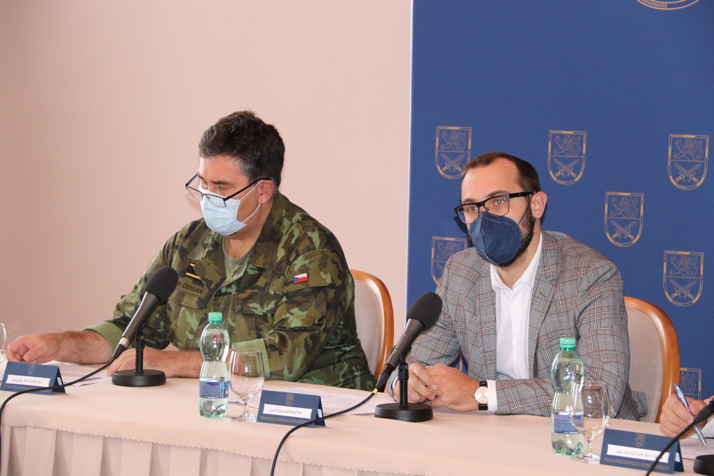 Zástupce ředitele sekce rozvoje sil MO a ředitel expozice MO a AČR brigádní generál Petr Čepelka a náměstek MO pro řízení sekce průmyslové spolupráce Tomáš Kopečný na tiskové konferenci 