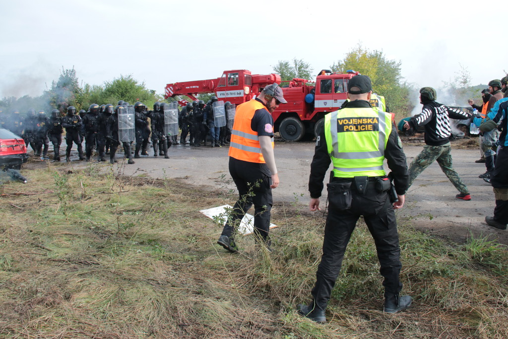 Vojenští policisté trénovali, jak potlačit agresivní dav
