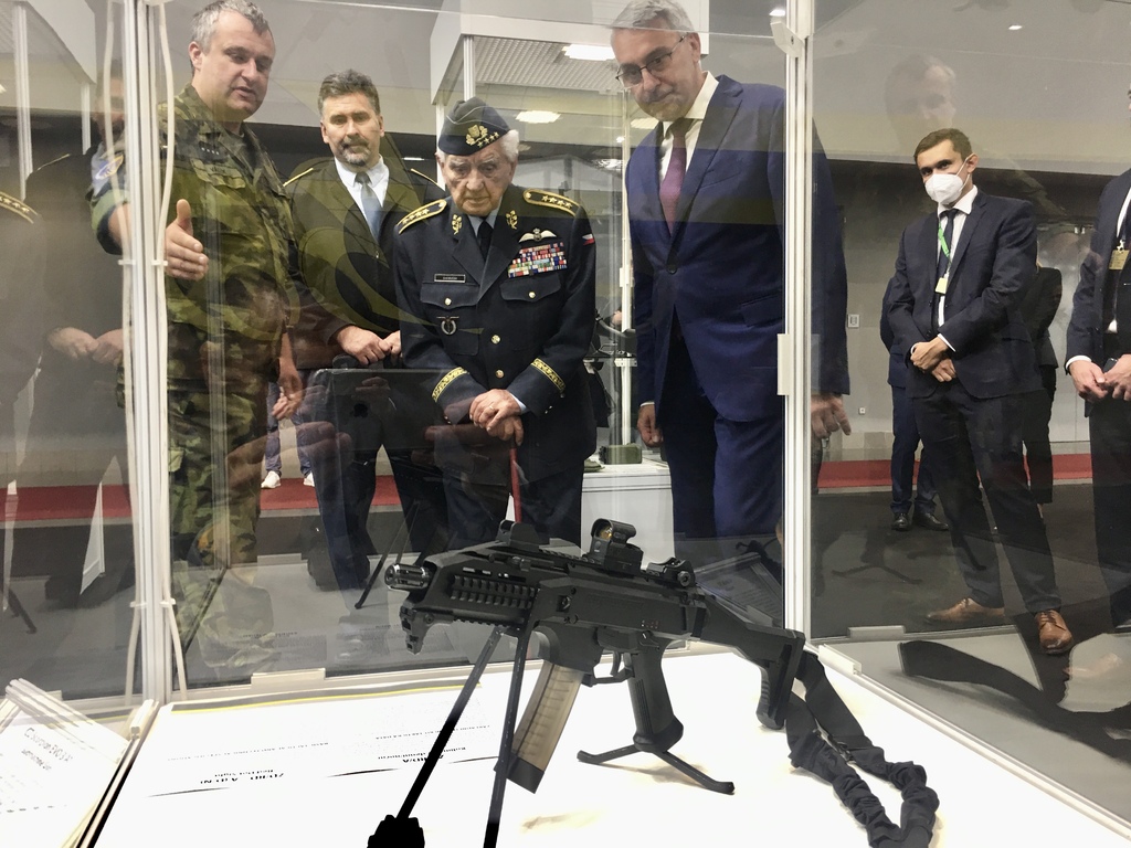 Ministr obrany si i s doprovodem IDET prohlédl