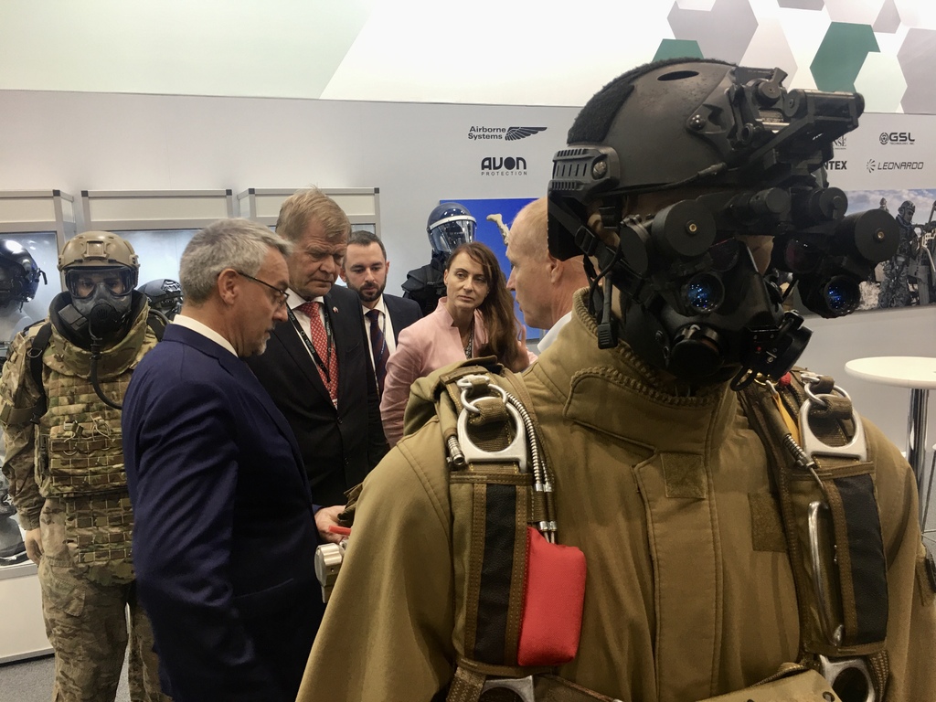 Ministr obrany si i s doprovodem IDET prohlédl