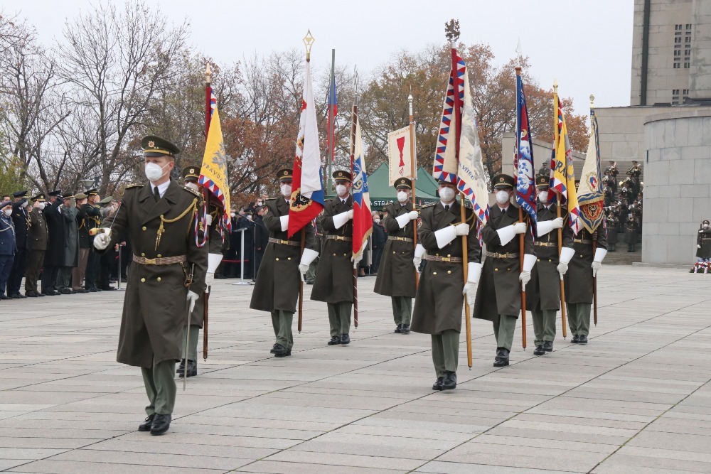 Nedílnou součástí armádních pietních aktů je přítomnost historických bojových praporů