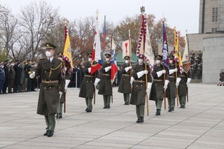 Nedílnou součástí armádních pietních aktů je přítomnost historických bojových praporů