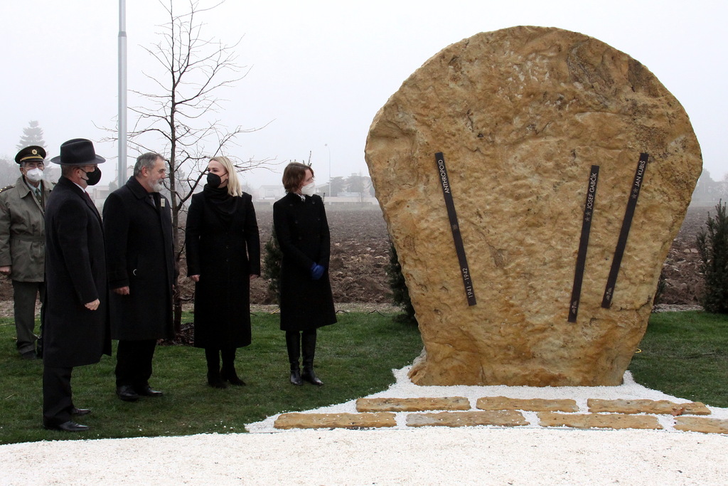 Nový pomník slavnostně odhalili (zleva): Velvyslanec Slovenské republiky v ČR Rastislav Káčer, starosta městyse Nehvizdy Jiří Poběrežský, ministryně obrany Jana Černochová a zástupkyně britského velvyslance Lucy Hughes. 