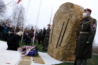 Ministryně obrany rovná stuhy na věnci u nového památníku