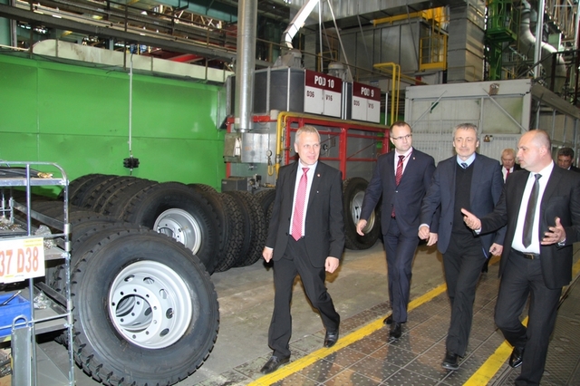 Ministr obrany v diskusi s vedením podniku