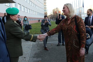 Ministryni obrany Janu Černochovou přivítala rektorka-velitelka Univerzity obrany brigádní generálka Zuzana Kročová 