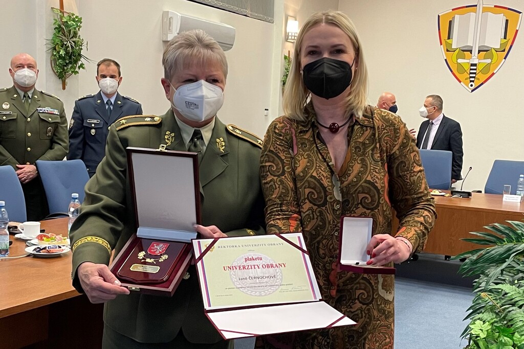 Generálka Kročová předala ministryni obrany Plaketu Univerzity obrany 