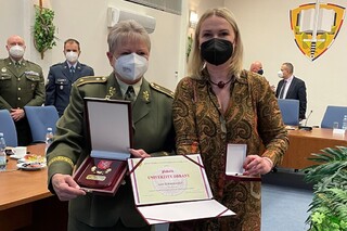 Generálka Kročová předala ministryni obrany Plaketu Univerzity obrany 