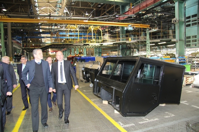 Ministr si prohlíží nové kabiny pro Tatru