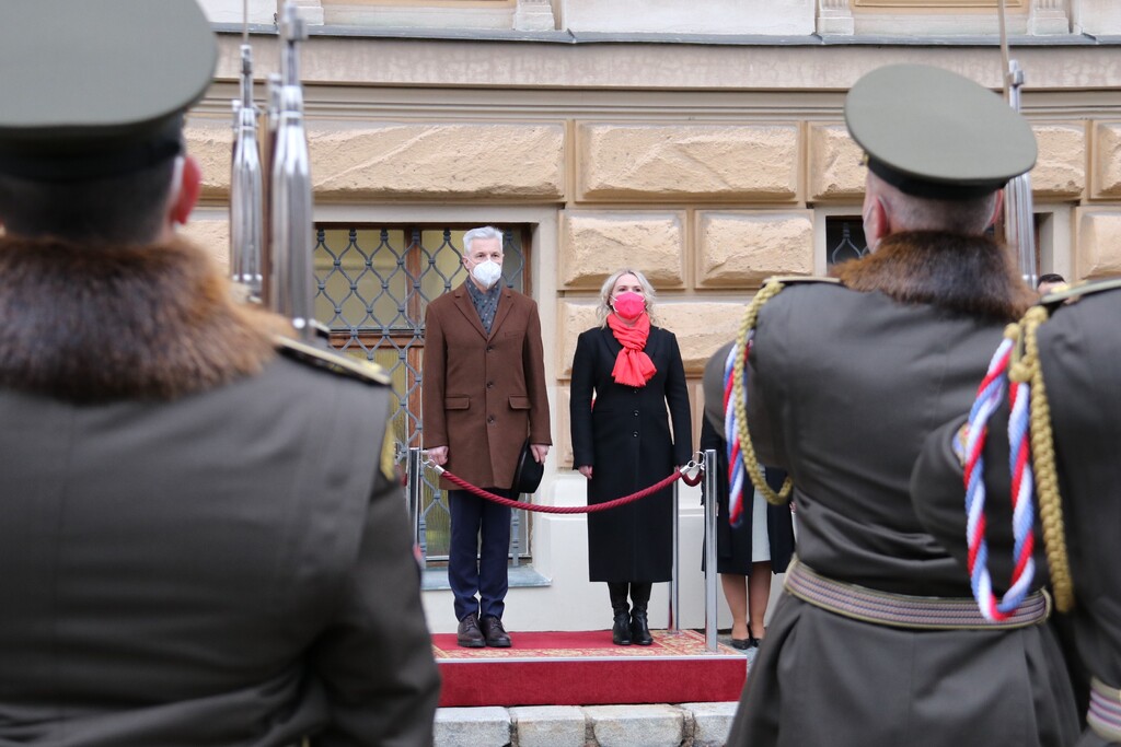 Ministryně obrany ČR Jana Černochová a ministr obrany Lotyšska Artis Pabriks během uvítací ceremonie
