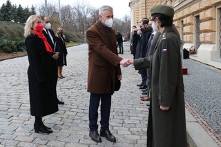 Jana Černochová představuje ministru obrany Lotyšska členy české delegace