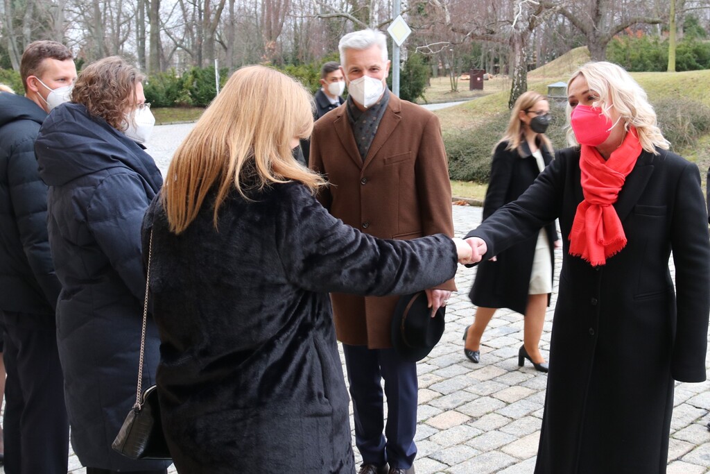 Artis Pabriks představuje české ministryni členy lotyšské delegace